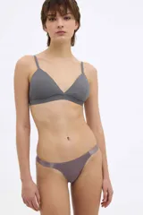 Bralette color beige con breteles finos y copas triangulares sin aro.