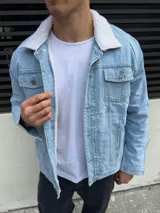 Chaqueta de jean celeste con forro de corderito blanco en el interior y cuello.