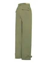 Pantalón cargo verde militar de tiro alto y pierna recta, con bolsillos laterales con fuelle y ajuste con hebilla en los tobillos.