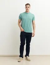 Remera celeste con cuello mao y tapeta con botones.