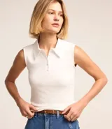 Musculosa blanca de viscosa con cuello polo y botones.