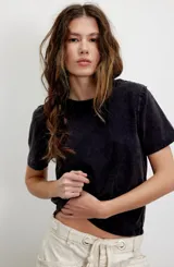 Camiseta semicorta de algodón, color negro con efecto lavado, corte holgado y cuello redondo.