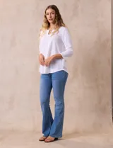 Blusa negra de tejido labrado marca Ruby Rd, con cuello redondo, escote en V y aplique metálico en el escote. Manga tres cuartos.