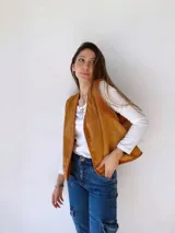 Chaleco camel de pana con cuello y sisas de corderito.