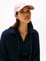 Gorra de béisbol rosa de algodón con logo de Tommy Hilfiger bordado en el frente.