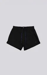 Short de baño negro de microfibra con secado rápido. Presenta un cordón de ajuste en la cintura con texto repetido y un pequeño logo bordado en la parte inferior derecha. Incluye malla interna y un bolsillo trasero con ojalillo.
