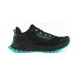 Championes de trail running New Balance, color negro con detalles en gris y suela turquesa.