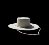 Sombrero tipo fedora color crema, de lana merino, con ala ancha y cadena de perlas alrededor de la base de la copa.