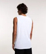 Musculosa blanca de algodón con cuello redondo y corte clásico.