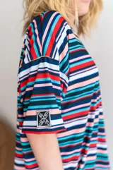 Remerón de viscosa con estampado a rayas horizontales blancas y negras, de corte holgado y mangas cortas.