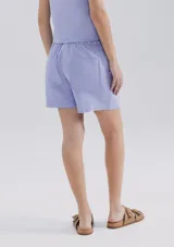 Short negro de viscosa con cintura elástica y bolsillos laterales.