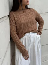 Sweater tejido de punto color rosa con diseño de ochos.