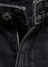 Pantalón de jean de tiro medio, corte recto y diseño loose.