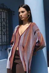 Saco tejido con lurex a rayas verticales en tonos marrón, blanco y borgoña, con escote en V y botones en la parte delantera.