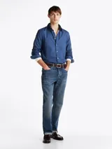 Camisa azul de popelín de algodón con tecnología Flex, cuello abotonado, puños redondeados con botón, logo de Tommy Hilfiger bordado en el pecho y corte regular.