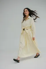 Falda midi color crema, amplia y de corte evasé, confeccionada en viscosa y lino, con bolsillos laterales y cintura alta.