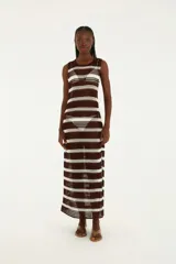 Vestido largo de crochet a rayas horizontales marrones y blancas, con tirantes anchos y corte recto.