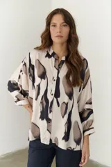 Camisa beige con estampado abstracto en tonos marrones y negros, cuello mao y mangas 3/4.