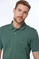 Remera polo pique de color verde, con cuello en rib y botones personalizados.