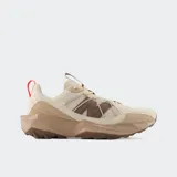 Championes New Balance Tektrel color beige con detalles en marrón.