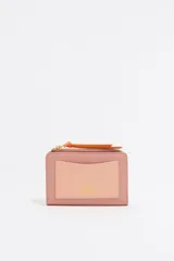Monedero pequeño de piel color rosa con compartimento principal con cierre de cremallera y tirador naranja. Incluye tarjetero interior, logo de la marca en el frente y acabados metálicos dorados.