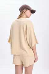 Remera de manga corta color amarillo con efecto lavado.