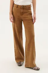 Pantalón de jean color caramelo, de corte recto y tiro medio.