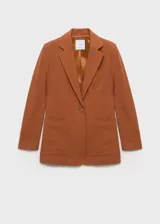 Blazer color ladrillo con solapas de muesca, cierre frontal con botón, bolsillo de parche en el pecho y dos bolsillos de parche frontales. Incluye cinturón plateado con forma de flor.