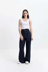 Pantalón de jean azul oscuro, corte wide leg y tiro alto.