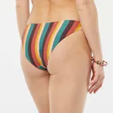 Conjunto de bikini de rayas verticales en tonos marrón, verde, naranja y amarillo. El corpiño es de triángulo con tirantes finos y la braguita es de corte clásico.