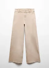 Pantalón culotte color beige de tejido tejano vaquero elástico, con tiro alto, trabillas, bolsillos delanteros y traseros, cierre de cremallera y botón, y bajo deshilachado.