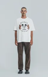 Remera blanca de algodón con cuello redondo y mangas cortas. Estampado frontal con diseño de Mickey Mouse, tigres y texto en inglés y chino.