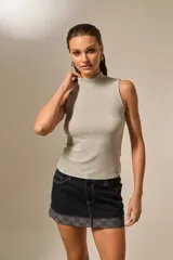 Top negro sin mangas de poliamida, corte ajustado y cuello alto.