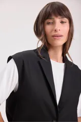 Chaleco negro con solapas, sin mangas y corte recto.