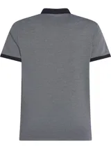 Chomba Tommy Hilfiger gris con textura de micropuntos, cuello y puños negros, cartera de cuatro botones y logo bordado en el pecho.