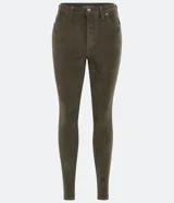 Pantalón skinny de terciopelo cotelê color marrón, con cintura mediana, bolsillos delanteros y traseros, cierre por botón y cremallera.