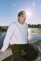 Sweater blanco de tejido plano, con cuello redondo, corte oversize y hombros caídos.