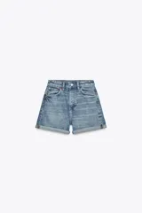 Bermuda de jean celeste, corte mom fit, tiro alto, con cinco bolsillos y ruedo doblado.