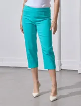 Pantalón capri verde esmeralda de gabardina elastizada, marca Zac & Reachel. Pretina ancha elastizada. Delantera con bolsillos simulados. Trasera con bolsillos simulados.