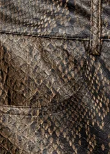 Pantalón largo de tiro medio con estampado de piel de serpiente en tonos marrones.