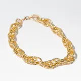 Gargantilla dorada con eslabones gruesos texturizados.