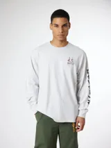 Camiseta gris de manga larga con cuello redondo y puños ajustados. Estampado en la espalda con dos personas cargando una tabla de surf y texto en inglés y japonés. Logo de la marca en la manga izquierda.