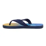 Chanclas de playa Mormaii con base estampada con motivos tropicales en tonos celeste, azul, amarillo y naranja. Tiras de goma azul marino con logo de la marca en amarillo.
