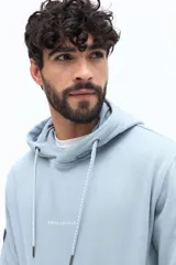 Canguro de algodón y poliéster en color negro, con capucha ajustable y puños elásticos. Presenta un diseño gráfico tipográfico en la espalda con las palabras 'Balance' y 'Landscape' en color gris claro.