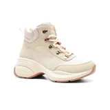 Bota de caña media color beige con cordones y detalles metálicos cobrizos. Plataforma con suela marrón.