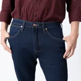Pantalón de jean Wrangler corte slim, color azul oscuro.