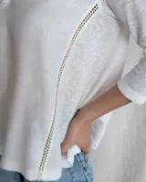 Blusa blanca de lino con escote en V y mangas 3/4.