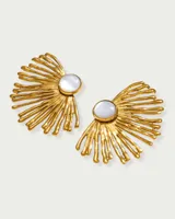 Aros colgantes dorados con forma de sol y centro de nácar.