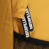 Mochila Caterpillar modelo Tokyo Urban Backpack, color mostaza, con compartimento principal acolchado para laptop de 15,6", correas de malla Airmesh ajustables y dos bolsillos laterales de malla.