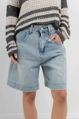 Bermuda de jean celeste con corte relajado, ruedo desflecado y diseño clásico de cinco bolsillos.